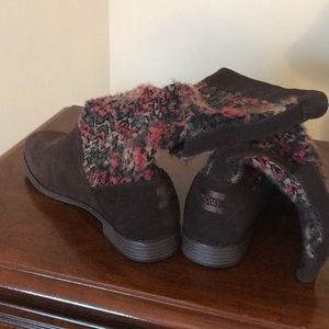 NWOT TOMS brown suede boots.